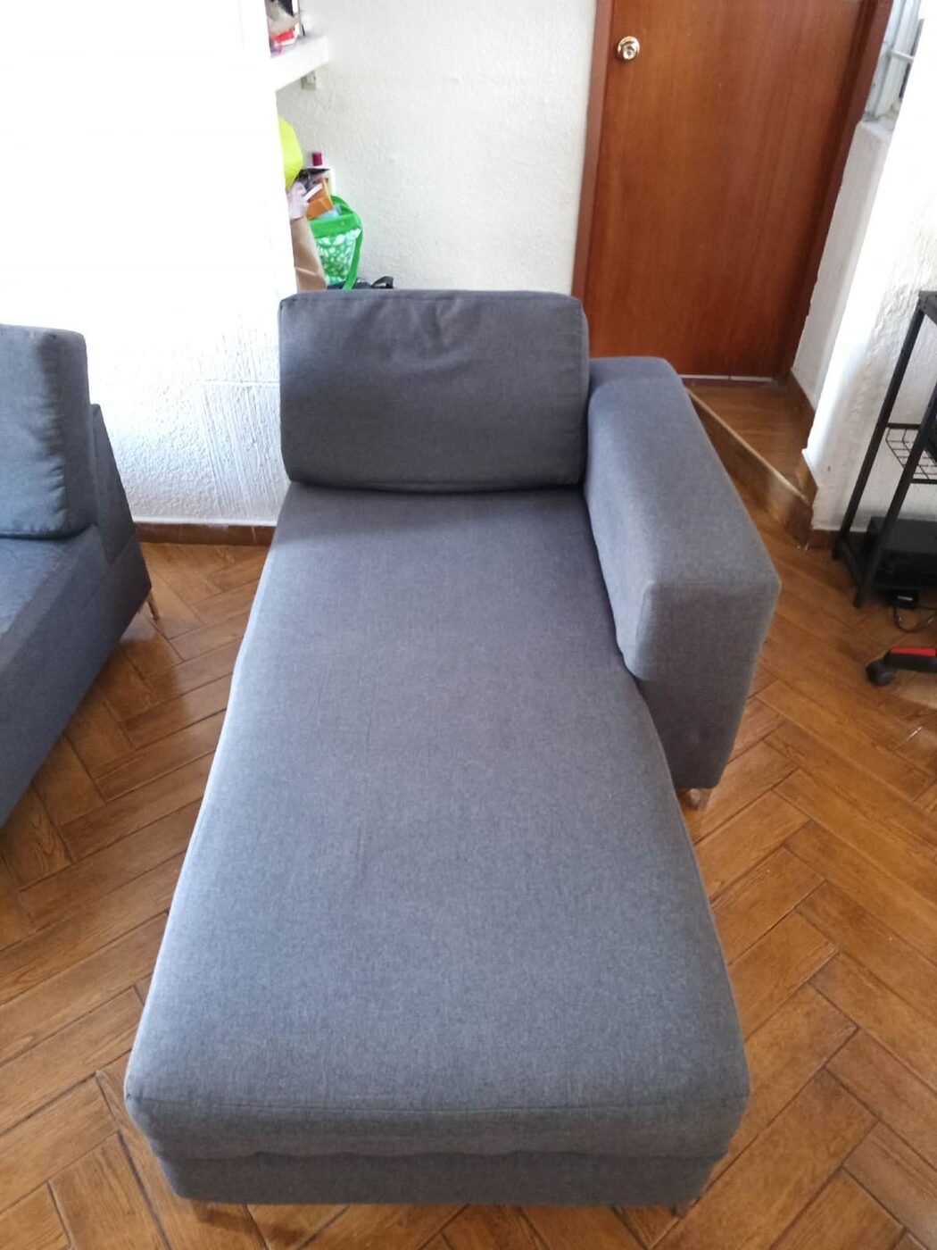 Sala seccional con chaise después