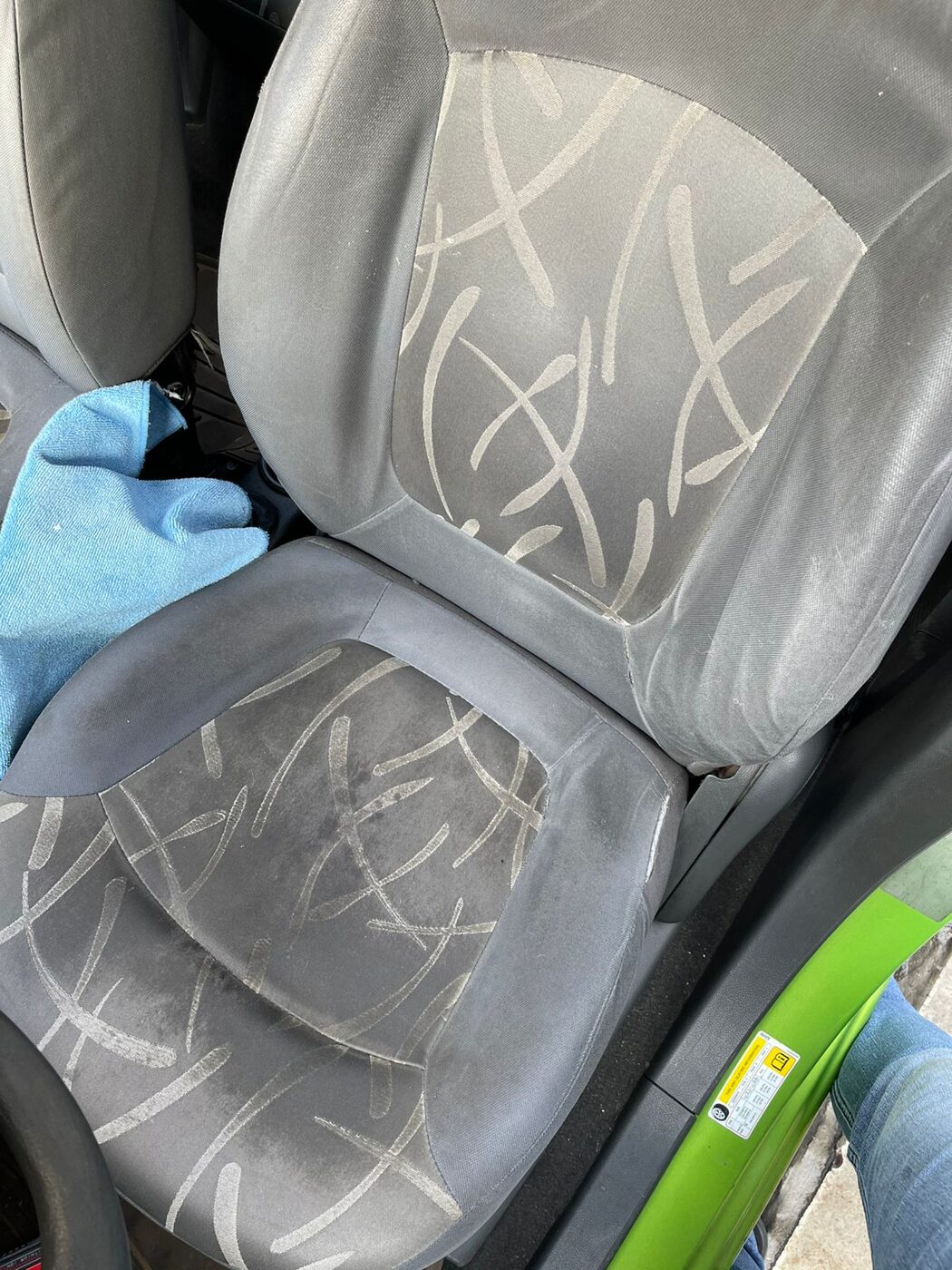 Limpieza profunda del textil de un asiento de auto