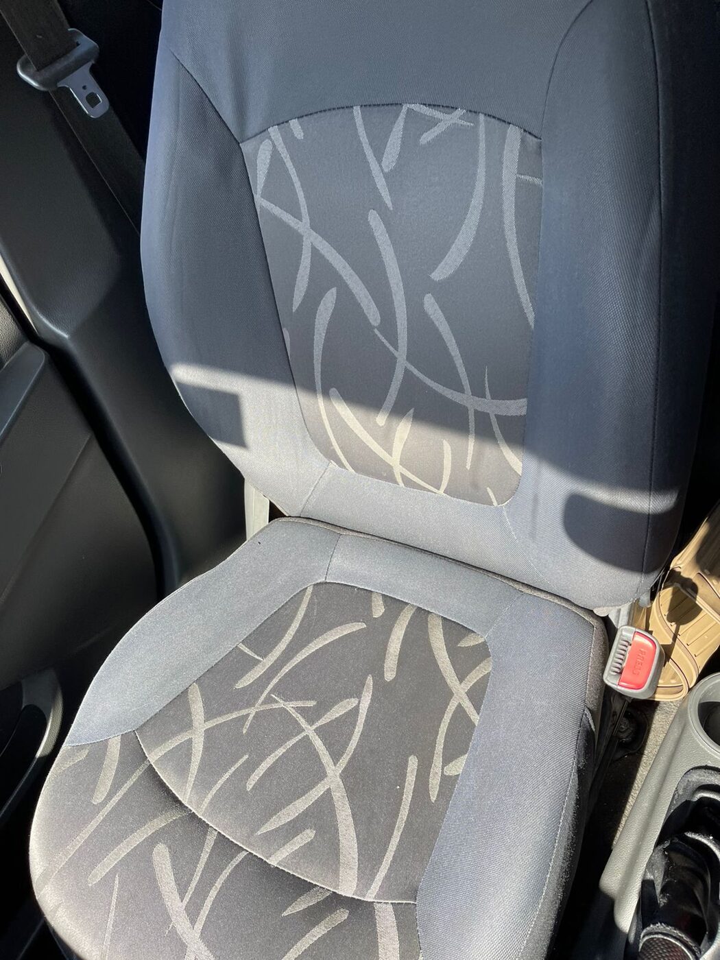 Asiento de auto a medio limpiar mostrando el contraste antes y después