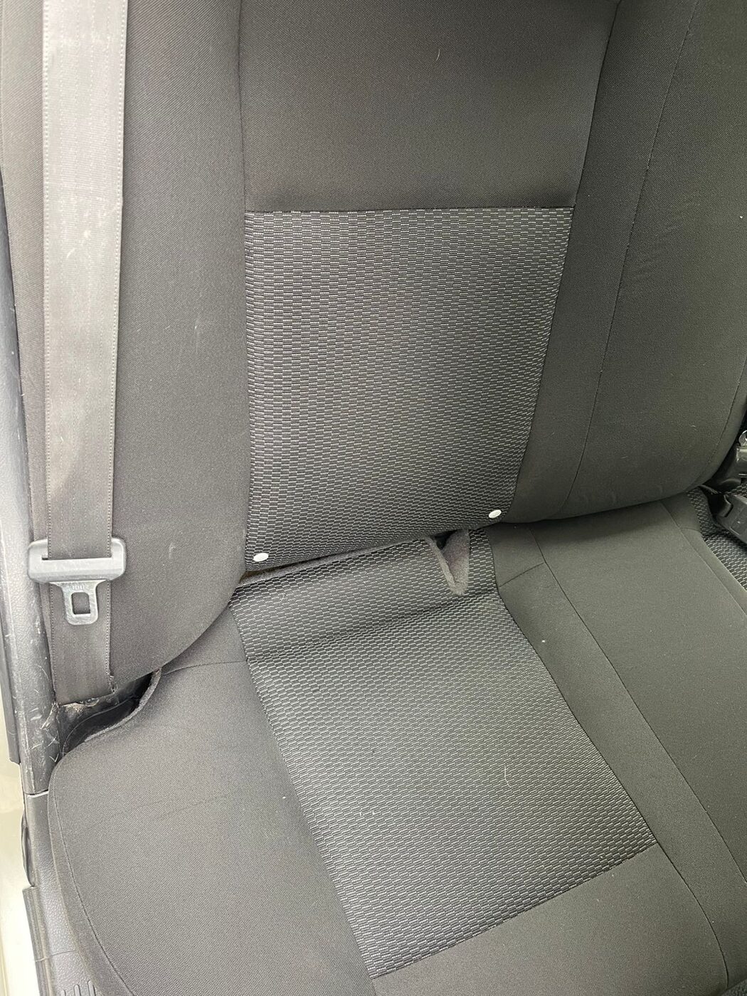 Asiento trasero de auto limpio tras el servicio
