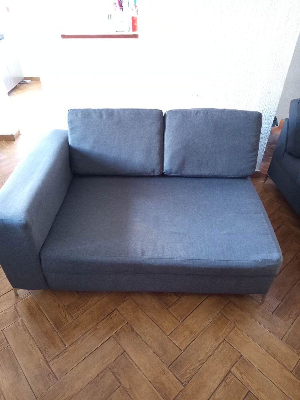 Loveseat gris renovado tras la limpieza profunda